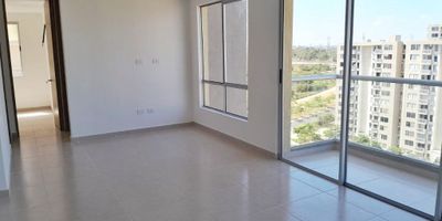 Apartamento de 75.35 m2, consta de sala comedor, balcón con vista hacia la calle, cocina semi-integral, zona de labores, tres alcobas con sus closets, dos baños, un garaje cubierto,  edificio con ascensor, salón social, parque infantil, canchas deportivas, bbq, piscina grande, gym, planta eléctrica, excelente ubicación, barrio Alameda del Río.