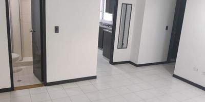 Excelente apartamento ubicado en el sector de la loma del indio cuenta con 2 habitaciones cada una con closet, 2 baños, sala, comedor, cocina integral, red de gas, calentador, citófono, 1 piso, con parqueadero propio.
La urbanización cuenta con portería 24 H. piscina, kiosko, zona de juegos. Valor arriendo $ 2.600.000. IN 1954.