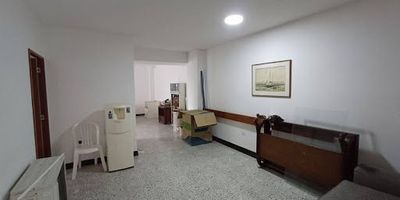 Oficina en arriendo en LA MATUNA, Cartagena, Bolívar. Este espacio de 89m² construidos y 43m² privados, incluye 1 baño y destaca por su ubicación estratégica. Ideal para empresas que buscan un ambiente profesional con instalaciones modernas. El inmueble, con 35 años de antigüedad, ofrece estabilidad y cuenta con vigilancia para su seguridad. Canon de arriendo: $4.450.000. Para más detalles sobre esta oficina en Cartagena, contáctenos por whatsapp, quiero que me contacten o vea nuestros teléfonos.