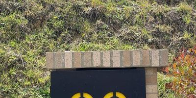 A solo 10 minutos del Mall Indiana, Sierra Palmas ofrece una propuesta inusual: vivir rodeado de naturaleza sin alejarse de Medellín. Esta parcelación exclusiva combina ubicación privilegiada, lotes urbanizados y un entorno sereno para quienes valoran la tranquilidad.Ubicación estratégica:
Vía Las Palmas, EnvigadoConectividad fluida hacia Medellín y el oriente antioqueñoEntorno verde, privado y de alta valorización
Ocupación: 240 m²