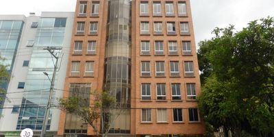 Excelente oficina sobre vía principal, ubicada en séptimo piso, cuenta con gran iluminación natural, pisos en porcelanato. El edificio cuenta con recepción, vigilancia 24/7, circuito cerrado de televisión, ascensor, parqueadero de visitantes, ascensor vehicular, dos baños para dama y caballero por piso, cocineta. Con cercanía la Calle 100, Calle 106, Autopista Norte, Avenida Suba, Carrera 53, Centros comerciales, parques, restaurantes, bancos, iglesias, bombas de gasolina, supermercados, droguerías. Facilidad de transporte.
