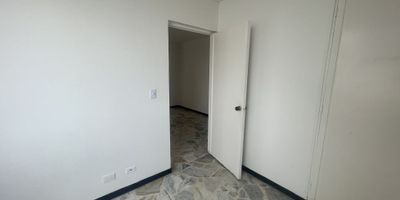 Código: 9334160  Este hermoso apartaestudio en venta, con una superficie total de 39m2, es perfecta para una persona o pareja que busca una vivienda cómoda y funcional en una excelente ubicación. Cuenta con una amplia área de 39m2, lo que garantiza el máximo aprovechamiento del espacio. Además, cuenta con 1 alcoba y 1 baño, ideal para aquellos que buscan un espacio acogedor y fácil de mantener. Pero lo mejor de todo es que este apartaestudio admite mascotas. Además, cuenta con armarios empotrados y un calentador para mayor comodidad y conveniencia.

Una de las características que hacen que este inmueble sea aún más atractivo es su doble ventana, que te permitirá disfrutar de una buena iluminación y ventilación en todo momento. Además, cuenta con servicios básicos como electricidad, gas domiciliario y suministro de agua, para que no tengas que preocuparte por nada más que vivir en este hermoso apartaestudio.

Además, la propiedad cuenta con seguridad las 24 horas del día, gracias a su circuito cerrado de TV, portería y vigilancia. También se encuentra en una zona comercial, lo que significa que tendrás todo lo que necesitas al alcance de la mano. Y si necesitas desplazarte por la ciudad, cuentas con transporte público cercano y acceso pavimentado a vías principales.

Pero eso no es todo, esta propiedad es accesible para personas con discapacidades y se encuentra en una zona residencial tranquila y segura. También está cerca de un centro médico y cuenta con planta eléctrica en caso de emergencia. Y al estar ubicado en el interior de la propiedad, te garantiza privacidad y tranquilidad.

Por último, pero no menos importante, este apartaestudio se encuentra en una propiedad multifamiliar, lo que significa que tendrás vecinos amigables y una comunidad unida. ¡No esperes más para convertir este apartaestudio en tu nuevo hogar en la hermosa ciudad de Pereira! Contáctanos hoy mismo para obtener más información y programar una visita.
