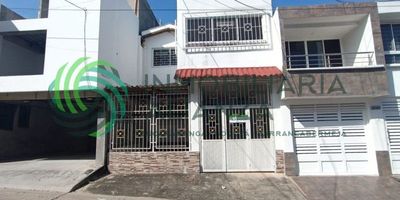 Se vende amplia y funcional casa ubicada en el barrio El Refugio de Barrancabermeja, con un lote de 90 metros cuadrados y una construcción aproximada de 126 metros cuadrados distribuidos en dos niveles. En el primer nivel cuenta con sala-comedor, hall de TV o estudio, baño para visitas, cocina semi-integral y patio con zona de ropas. En el segundo nivel se encuentran tres habitaciones auxiliares, una de ellas amplia, la cual es doble y una habitación principal con clóset y baño privado. Esta propiedad ofrece espacios cómodos y bien distribuidos, ideal para familias que buscan tranquilidad y buena ubicación. Una excelente oportunidad para invertir o vivir en una zona residencial consolidada