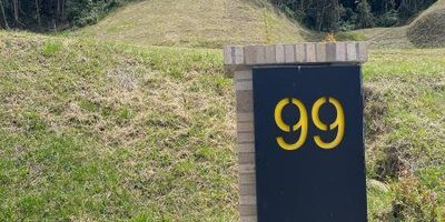 A solo 10 minutos del Mall Indiana, Sierra Palmas ofrece una propuesta inusual: vivir rodeado de naturaleza sin alejarse de Medellín. Esta parcelación exclusiva combina ubicación privilegiada, lotes urbanizados y un entorno sereno para quienes valoran la tranquilidad.Ubicación estratégica:
Vía Las Palmas, EnvigadoConectividad fluida hacia Medellín y el oriente antioqueñoEntorno verde, privado y de alta valorizaciónOcupación: 200 m²