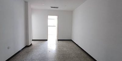 Oficina en arriendo en La Matuna, Cartagena, Bolívar. Este espacio de 39 m² cuenta con un baño y ofrece una ubicación estratégica ideal para su negocio. El inmueble dispone de vigilancia y portería, brindando mayor seguridad y comodidad. Su antigüedad es de 35 años. Canon de arriendo: $1,950,000. Interesado en esta oficina en Cartagena? Contáctenos para más detalles vía WhatsApp, solicite que le contacten o consulte nuestros teléfonos.