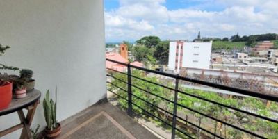 Vive en uno de los sectores mas apetecidos de Pereira. Este apartamento de 85 m2, ubicado en el cuarto piso sin ascensor, ofrece comodidad, estilo y excelente ubicacion.

Cuenta con sala comedor amplia con buena iluminacion, balcon ventilado con vista agradable, cocina integral, zona de ropas independiente, tres habitaciones con closet, dos banos completos y parqueadero privado techado.

El conjunto ofrece zona humeda, juegos infantiles, parque para mascotas, salon social y seguridad privada 24 horas con circuito cerrado de camaras.

Ubicacion estrategica cerca de universidades, aeropuerto, centros comerciales, parques y escenarios deportivos.
