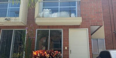 Se vende hermosa casa en conjunto cerrado, ubicada en una de las zonas mas tranquilas y exclusivas de Cerritos, Pereira. Ideal para familias que buscan comodidad y espacios funcionales.

Area construida de 111.13 m2. Cuenta con 4 habitaciones, una ideal para estudio, 3 banos modernos, cocina integral con estufa y campana, sala comedor con excelente luz natural, balcon privado, patio con techo corredizo y parqueadero privado junto a la casa.

La casa ofrece buena ventilacion, iluminacion natural y se encuentra cerca de la piscina y el gimnasio del conjunto. Su orientacion evita el sol directo en las tardes, manteniendo el interior fresco.

Precio negociable. Contactanos y agenda tu visita.