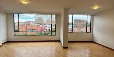 Se vende acogedor apartamento en Puente Largo de 98 m²,  Cuenta con 2 habitaciones con clóset, 3 baños totalmente terminados (uno de ellos de uso social), sala comedor con chimenea, cocina integral con gas natural, zona de lavandería y pisos en madera laminada y cerámica. Incluye 1 parqueadero cubierto y 1 depósito.Excelente ubicación, cerca de vías principales, con acceso a parques con amplias zonas verdes, transporte público y una gran oferta de servicios y comercio.