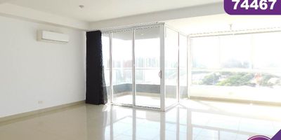 Apartamento en arriendo en la ciudad de Barranquilla ubicado en el barrio La castellana, en un edificio con vigilancia privada las 24 Horas y zonas sociales de entretenimiento, piscina, zona infantil, gimnasio, salon comunal, el edificio cuenta con 20 pisos, el apartamento se encuentra ubicado en el piso 18, con un área aproximada de 95 mt2 , distribuidos en 2 habitaciones, 2 baños, la habitación principal cuenta con baño interno, sala-comedor, cocina integral, zona de labores y 1 parqueadero asignado, buena distribución en sus áreas con buenos y modernos acabados, es fresco y acogedor, su entorno es tranquilo, residencial con cómodas vías de acceso y facilidad al transporte publico cercano, sobre el sector puede encontrar supermercados y el centro comercial gran boulevard.
