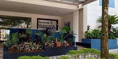 Se vende apartamento de 67 m2 en el exclusivo Club Residencial Torreón de Varsovia Etapa I, con vista interior hacia una zona natural. 

Cuenta con 3 habitaciones, la principal con baño privado, y 2 baños completos. Sala con cortinas eléctricas y muebles empotrados en madera, comedor y un cómodo balcón. Cocina integral abierta con barra en granito, calentador y zona de ropas independiente. Además, dispone de estudio, citófono, parqueadero privado y depósito. Edificio con ascensor.

El conjunto ofrece excelentes zonas comunes como salón social, piscina para adultos y niños, ambas con tobogán, jardines, parques infantiles, zonas BBQ, sauna, gimnasio, lobby, zona para mascotas y vigilancia 24 hr 
Estrato 4
Valor de administración $269.350
Valor de venta $315.000.000 negociables

Ubicado en un sector de alta valorización en Ibagué, rodeado de naturaleza y tranquilidad. Muy cerca de clínicas, centros comerciales, colegios, plazoletas de comida y con excelente acceso a transporte público.