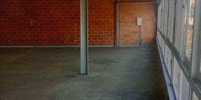 Gran BODEGA para la venta, frente de 16 metros por 23.5 de fondo, para un total de 368 m2, de base, altura 4 metros, kva 23, estrato 4, en el segundo piso tenemos 290 mm2, altura 5 metros, ambos pisos reforzados 500 kilos por metro cuadrado. excelente para todo tipo de negocio, sobre vía principal, vitrina, también para inversionista se arriendan en $35.000.000.