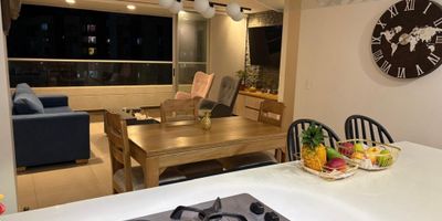 APARTAMENTO EN VENTA – BELLO, NAVARRA

Moderno apartamento de 88 m² ubicado sobre vía principal en zona residencial, comercial e industrial. Cuenta con 3 habitaciones (una con vestier y dos con clóset), 2 baños, sala comedor, cocina integral, zona de ropas, balcón, antejardín, parqueadero cubierto y dos cuartos útiles.

La unidad ofrece completas zonas comunes: ascensor, salón social, piscinas para adultos e infantiles, gimnasio, sauna, zona BBQ, cancha de microfútbol, zonas verdes, salón infantil, salón de juegos, hall de acceso y sala de espera.

Además, está cerca de colegios, universidades, parques, supermercados, centros comerciales y cuenta con fácil acceso a transporte público.

 

Para más información o agendar tu visita, comunícate al 304 448 1658.
