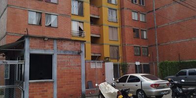 Apartamento en cuarto piso sin ascensor, tres habitaciones con closet en madera, cocina integral, baño social, pisos en baldosa, la unidad tiene vigilancia 24/7