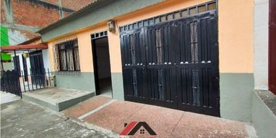Casa en Venta en el Barrio Guadalupe, Dosquebradas – Espaciosa y Estratégicamente Ubicada

Se ofrece en venta una amplia casa de una sola planta ubicada en el tradicional barrio Guadalupe de Dosquebradas, Risaralda. Con un área total de terreno de 160 m² (8 metros de frente por 20 metros de fondo) y una construcción de 220 m², esta propiedad es ideal para familias numerosas o para quienes buscan una inversión sólida en una zona residencial de alta valorización.

? Características Generales:


 
 Área del terreno: 160 m² (8 m x 20 m)
 
 
 Área construida: 220 m²
 
 
 Distribución: Una sola planta
 
 
 Ubicación: Calle vehicular
 


?️ Distribución Interna:


 
 5 habitaciones amplias
 
 
 3 baños completos
 
 
 Sala y hall de televisión
 
 
 Comedor independiente
 
 
 Cocina funcional
 
 
 Patio interno
 
 
 Garaje con acceso directo desde la calle
 
 
 Servicio de gas natural
 


? Ubicación y Entorno:

La propiedad se encuentra en una calle vehicular del barrio Guadalupe, una zona residencial consolidada en Dosquebradas. La ubicación ofrece fácil acceso a vías principales, transporte público, instituciones educativas, centros comerciales y otros servicios esenciales.

Esta casa representa una excelente oportunidad para quienes buscan un hogar espacioso en una ubicación estratégica o para inversionistas interesados en propiedades con alto potencial de valorización. Si deseas más información o agendar una visita, no dudes en contactarnos.

? Contáctanos en INMOHOGAR:
+57 315 264 7986 / +57 317 422 2177
¡Tu nuevo hogar te espera!
