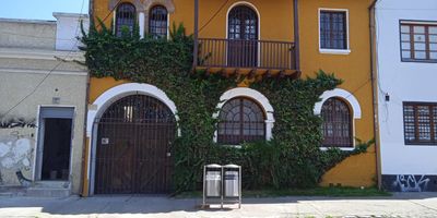 Se vende una propiedad en Teusaquillo, Bogotá D.C., remodelada. Con una area total de 440 m² y una superficie de lote de 200 m², esta casa cuenta con 7 habitaciones, 7 baños completos. Dispone de 2 plazas de aparcamiento. En su distribución funcional se destacan un área de relax, bodega, balcón, cuarto de lavado, estudio/oficina, hall, patio de servicio, sala y apartamento de invitados y una terraza semicubierta con una hermosa vista a la ciudad. Además, ofrece accesibilidad para adultos mayores y personas con discapacidad. Ubicada en una zona céntrica de la ciudad, esta propiedad es ideal para quienes buscan comodidad y funcionalidad en su hogar. Multiples usos.
Precio excelente de $1.800 millones.