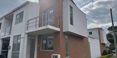 Vive en Galicia, una de las zonas más valorizadas de Pereira. Casa esquinera de 119 m2 con 3 habitaciones, amplio estudio opcional cuarta habitación, 2 baños completos, 1 baño social, cocina funcional, sala y comedor amplios, patio con techo corredizo y parqueadero privado. Ubicación esquinera que brinda más privacidad e iluminación. Conjunto cerrado con piscina, parque infantil, salón social, zona canina y sendero peatonal. Ideal para vivir en familia o invertir.