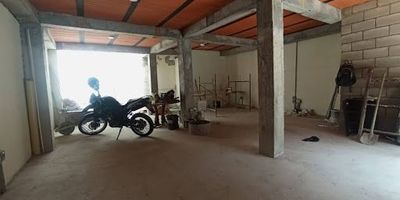 Bemsa propiedad raíz ofrece amplia bodega en campo valdes, cuenta con un área aproximada de 87 mt2, 1 baño, puerta acordeón, excelente para taller automotriz o demás. Para más información ponte en contacto al número 604 4752340 