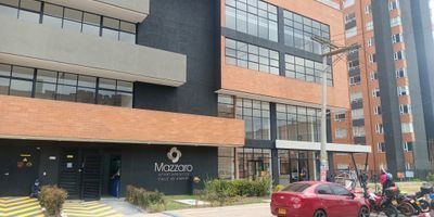 SE VENDE HERMOSO APARTAMENTO EN EL CONJUNTO RESIDENCIAL MAZZARO, Barrio Veraguas, localidad de Puente Aranda, como nuevo, excelentes acabados. Consta de 2 Alcobas con closet, Cortinas enrollables y blackout, cocina integral con estufa a gas, un baño con división en vidrio, ducha eléctrica, espacio para lavadora secadora a gas, pisos laminados, vista interior panorámica, muy bien iluminado, parqueaderos comunales, dos ascensores por torre, 4 salones comunales, coworking, Gimnasio, salón de juegos, terraza. Muy buena ubicación cerca a la carrera 30, calle 6, calle 3, carrera 50 y 68, cerca a centros comerciales, supermercados, tiendas de barrio, parques, jardines, colegios. Transporte público SITP, Estación Comuneros de Transmilenio. Cerca a los barrios Veraguas y Tibana.