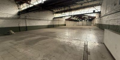 Se arrienda bodega en Itagüí, sector de Mayorca, con un área total de 2.100 metros cuadrados, ideal para almacenamiento, logística o producción. Cuenta con área de oficinas, una altura de 8 metros que permite mayor capacidad de almacenamiento, puerta camión para facilitar el acceso de vehículos de carga y una zona de cargue y descargue estratégica. Su piso reforzado ofrece alta resistencia para maquinaria pesada y almacenamiento de mercancía de gran volumen. Dispone de energía trifásica de 150 KVA, garantizando un suministro estable y eficiente para operaciones industriales, además de una conexión a gas instalada que permite optimizar procesos productivos. Su ubicación privilegiada cerca del transporte público facilita el acceso para empleados y clientes, haciendo de esta bodega una excelente opción para empresas que buscan comodidad, funcionalidad y alta capacidad operativa.