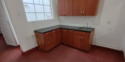 Apartamento en venta en Medellín, Antioquia, ubicado en el barrio San Javier No.1. Este inmueble, situado en el piso 2, ofrece 98 m² construidos con 3 habitaciones y 2 baños, ideal para quienes buscan comodidad en un estrato 4. Destaca su ubicación estratégica al lado de la estación San Javier, facilitando el transporte en la ciudad. La propiedad cuenta con vigilancia, proporcionando un entorno seguro. Para conocer más sobre este apartamento o agendar una visita, contáctenos a través de las opciones de WhatsApp, quiero que me contacten o ver teléfonos.