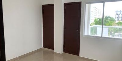 Vive la tranquilidad y el confort en este encantador apartamento en arriendo en el exclusivo barrio San Vicente. Ubicado en un conjunto residencial de primer nivel con vigilancia 24 horas, este hogar te ofrece seguridad y paz en un entorno sereno. Disfruta de la hermosa terraza descubierta, perfecta para relajarte al aire libre, y del salón social ideal para tus eventos. Además, cuenta con un parqueadero privado para tu comodidad. Su excelente ubicación te coloca cerca del centro comercial Viva, EPS y una variedad de restaurantes. ¡Haz de este apartamento tu nuevo hogar y disfruta de una vida cómoda y segura en San Vicente!