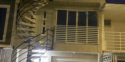 SE VENDE PROPIEDAD HORIZONTAL DE CUATRO PISOS BARRIO VILLA FONTANA, EN PALMIRA VALLE.

Oportunidad de inversión Vendo Edificio de cuatro pisos para estrenar en excelente ubicación  para generar renta, zona de alta valorización 
Consta De.

Piso . local amplio con apartaestudio. cocina semi integral, 1 habitación, 1 baño, patio y zona de oficios.

Piso 2 apartamento 
Sala comedor 
2 habitaciones 
1 baño
Cocina equipada
Zona de oficios 

Piso 3 apartamento 
Sala comedor 
2 habitaciones 
1 baño
Cocina semi integral 
Zona de oficios 
Escalera al cuarto piso que consta de una terraza semi cubierta con tejas termo acústicas.
La propiedad es  para estrenar , totalmente nueva, cuenta con cimentación y columnas para los 4 pisos.

Pisos en cerámica, puertas metálicas, excelentes acabados, rejas de seguridad
Frente a zonas verdes

Valor $350.000.000
Info 315.331.9592



