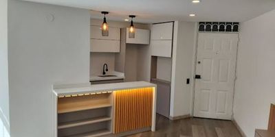 Se vende espectacular apartamento en Plaza de las Américas, Moderno y funcional apartamento de 59 mts, ubicado en un conjunto residencial tranquilo y bien ubicado. Cuenta con 3 habitaciones con clóset, 2 baños completamente terminados, sala comedor luminosa, cocina integral con gas natural, zona de lavandería, y pisos en madera laminada y cerámica, El conjunto ofrece excelentes zonas comunes: parque infantil, salón social y parqueaderos comunales, Excelente Ubicación cerca del Centro Comercial Plaza de las Américas, con fácil acceso a transporte público y principales vías de la ciudad.