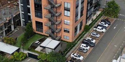 Moderna oficina de 41,1 m ubicada en el piso 5 de la Torre 2 del prestigioso Centro de Negocios de Cerritos. Cuenta con 2 parqueaderos en superficie, excelente iluminación natural, ventilación cruzada y acceso a áreas comunes ideales para trabajo colaborativo. Proyecto en etapa avanzada de construcción, con entrega proyectada para diciembre de 2025. Precio de venta $485.000.000 Forma de pago $221.000.000 de contado y saldo a la escrituración. Legalización directa con la constructora  YAMILETH LONDOÑO