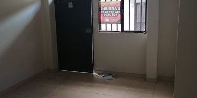 APARTAMENTO EN PRIMER PISO PARA EL ARRENDAMIENTO EN GRANJAS Y VIVIENDA, Inmobiliaria Giraldo Castaño ofrece apartamento para el arrendamiento es excelente ubicacion, facilidad de transporte publico, cerca a colegios universidades y comercio en general,  área 50 mtrs, cuenta con 3 alcobas amplias,  1 baño , sala comedor, cocina sencilla, área de ropas, pisos en cerámica.
