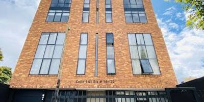 Se arrienda moderno y cómodo apartaestudio tipo loft de 28 m², ubicado en el redil, al norte de bogotá. este acogedor espacio cuenta con una amplia habitación con clóset, baño con calentador electrico, cocina integral con estufa eléctrica, zona de ropas independiente, excelente y ventilacion e iluminación natural y acabados de lujo, pisos en madera laminada y ceramica, está ubicado en un edificio en el tercer piso con ascensor. su vias de acceso son por la calle ciento cuarenta y dos , carrera quince y diecinueve, cerca de zonas verdes y transporte publico. para mayor información comuníquese con la ejecutiva comercial mauricio rodriguez al celular o whatsapp 3182780335, a su correo electrónico mauricio.rodriguezinmobiliariasaliadas.com