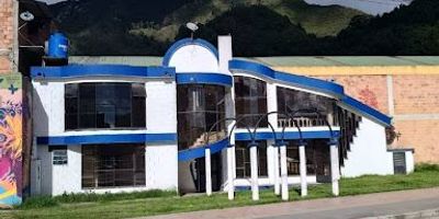 ¡Impulsa tu negocio en Sopó! Se arrienda espectacular local comercial de dos pisos con 848 m, ideal para empresas que buscan amplios espacios y una excelente visibilidad. Ubicado estratégicamente en Sopó, este local se destaca por su imponente fachada con múltiples ventanales, que garantizan un inigualable acceso de luz natural durante todo el día, creando un ambiente de trabajo luminoso y productivo.En su interior, encontrarás espacios generosos y versátiles distribuidos en dos niveles, perfectos para adaptar a las necesidades específicas de tu empresa, desde áreas de exhibición hasta oficinas o zonas de producción. El segundo piso cuenta con un hermoso techo de madera, que añade un toque de calidez y distinción al ambiente.