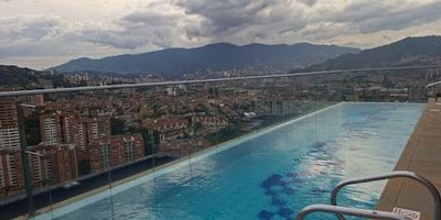  Apartamento ubicado en la Loma del Esmeraldal. Acabados de lujo, 2 alcobas, 2 baños, amplio Vestier, balcón con excelente vista, cocina integral abierta. Puerta de seguridad y zona de ropas. 1 cuarto útil y parqueadero cubierto. Unidad con portería 24 horas, piscina moderna en el último piso, salón social y gimnasio.