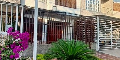 Casa bifamiliar en venta, barrio Fátima. Palmira Valle del Cauca.

Casa de dos pisos independientes, en uno de los mejores barrios de la ciudad. 
En el piso 1 cuenta con 3 habitaciones, dos baños.
Zona amplia para sala y comedor.
Cocina semintegral.
Patio de ropas y de luz.
Garaje para un vehículo.

Piso 2.
Cuenta con 3 habitaciones, dos baños.
Cocina equipada.
Zona de sala y comedor.

Excelente ubicación, cerca de parques iglesias, colegios , barrio residencial de alta valorización.

Valor 340 millones.

Información 315.331.9592. 