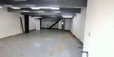 Elite Group Bodegas le ofrece en arriendo un local en una de las mejores zonas industriales de la ciudad, cerca a avenidas, estación industriales del metro, avenida guayabal, autopista sur, el local cuenta con dos niveles, amplia vitrina, zona de parqueo, bien iluminado, ideal para su empresa o negocio.