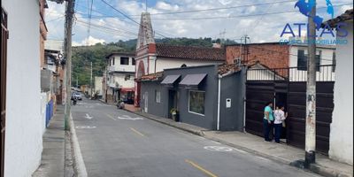 VENTA CASA CASCO URBANO DE FLORIDABLANCA COD:1012
Área 130 m²
Casa de 3 plantas 


 Primera Planta 


Un aparta estudio tipo local
✅1 Habitación
✅Cocina tradicional
✅1 Baño
✅Zona de Ropas
 Un apartamento 
✅3 alcobas 1 con closet 
✅1 baño
✅Cocina Tradicional
✅Zona de Ropas
✅sala comedor


 Segunda planta en obra Gris


✅ 2 Habitaciones
✅ 1 Baño
✅ Cocina Tradicional


 Tercera planta en obra gris


✅Sotea
✅ Zona de ropas 
✅lavadero 

♻ Valor de Venta: $450.000.000 Negociables

AGENDA TU CITA 301- 5948700 O  300-3681081
