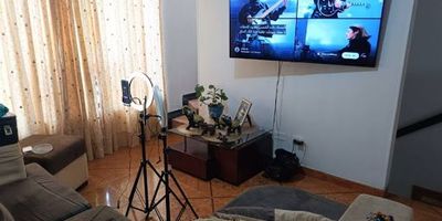 Se vende casa de tres pisos en el Barrio Popular, sector El Cardal  Cuba, con excelente ubicación sobre calle vehicular. Cuenta con 144 m construidos, distribuidos en un primer piso independiente con entrada tipo garaje, ideal para renta o uso comercial, y un segundo y tercer piso conectados internamente. En total, la propiedad dispone de cuatro habitaciones, tres baños, sala-comedor, 2 cocina, zona de ropas y buena iluminación natural. Cercana a supermercados, transporte público, hospitales, colegios e iglesias. Ideal para vivienda familiar o inversión. Documentos al día y lista para entrega inmediata.  Yamileth Londoño