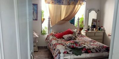 Casa en venta de un piso esquina en el barrio San Cayetano , Palmira Valle del Cauca.

Casa amplia de Un piso y esquinera.
7 mt. de frente x 18 mt. de fondo.
Cañería y pisos nuevos, techo en eternit.
3 habitaciones la principal con baño privado.
Un baño social.
Amplia zona de sala y comedor.
Cocina equipada con. Gabinetes.
Patio de ropas y de luz.
Garaje interior, sirve para negocio y vivienda. Excelente ubicación a una cuadra de la CRA 19 en calle ancha, 

valor 240 millones

Información 315.331.95.92
