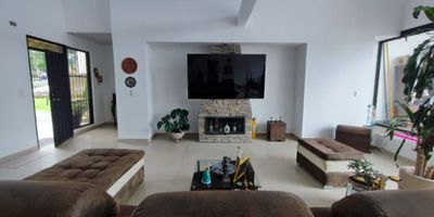 Inmobiliria Lucia Prada tiene en Venta Casa de un nivel con posibilidad de ampliación,en el sector de La Francia, zona reconocida por ser un área residencial tranquila y segura, en un ambiente apacible y cálido, con una buena infraestructura vial, servicios públicos confiables y acceso a instalaciones de salud y educación de calidad, ubicada a pocos minutos del  centro de la ciudad, lo que representa una  buena demanda y  valorización  a lo largo del tiempo.

Distribuida en amplios espacios, con 305 metros cuadrados construidos,  cuenta con 5 habitaciones, la principal con baño privado y vestier , sala comedor con salida a terraza , sala de estar, espacio diseñado para gimnasio, 3 baños, garaje para 7 vehículos , dos cubierto y 5 descubiertos, deposito y zonas verdes ,Todos sus espacios cuentan con iluminación y ventilación natural.

¡Contáctanos, es un gusto atenderte!
