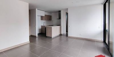 Encantador apartamento para estrenar ubicado en el sector Los Colegios, Rionegro, con un área de 82 m². Cuenta con 2 habitaciones, la principal con baño y vestier, sala-comedor, cocina amplia y moderna, zona de ropas, baño social y un amplio balcón en L con vista panorámica del municipio. La unidad cerrada ofrece portería 24 horas, piscina para adultos y niños, jacuzzi, turco, terraza BBQ, parque infantil y más. Ubicado en un sector tranquilo y agradable, cerca de colegios, universidades, restaurantes, hospitales, malls comerciales, con cómodas vías de acceso y rutas de transporte cercanas.
