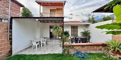 Finca campestre amoblada en venta – A puerta cerrada 
Ideal para descanso familiar o inversión turística. Ubicada a solo 10 min del río Amaime, cerca de la Hacienda El Paraíso y zonas de parapente.
Zona verde con árboles frutales
 Parqueadero para 4 vehículos
 Piscina estructural
Distribución:
3 habitaciones, baño, sala-comedor, cocina con barra, patio y jardín
Habitación principal con balcón y hermosa vista
Servicios: Agua, energía, internet, pozo séptico, entrada peatonal y portón eléctrico

️Se vende totalmente amoblada y equipada, lista para habitar o rentar.
 ¡Contáctanos y agenda tu visita!