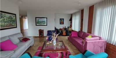 ¡Vendo hermosa Casa campestre!

En Palestina, a 5 minutos de la subestación de policía Curazao, área construida 260m2 y área lote de 503m2, casa de 2 niveles, cuenta con sala comedor separados, cocina integral, zona de ropas, 5 baños 4 habitaciones con closet, habitación principal con baño y tina, estudio, vista panorámica, 3 balcones, y cuarto útil.

Cuenta con jardinería, puerta eléctrica, 2 parqueaderos cubiertos, zona social, piscina y zonas verdes con árboles frutales.

¡Contáctanos y separa tu cita 3122092858!
