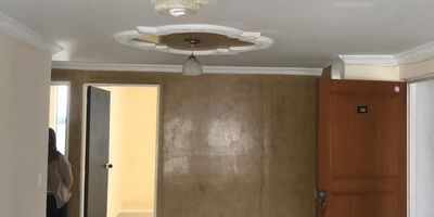 Apartamento super bien ubicado, zona de la villa olimpica, cerca a supermercados, droguerias, centro comercial, cerca del estadio, muy amplio, recien pintado y remodelado, no se refleja en las fotos la nueva pintura. esta todo blanco