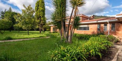 Casa Campestre en Venta – Tabio, Cundinamarca
Naturaleza, comodidad y estilo en un solo lugar

Te presentamos esta encantadora casa ubicada en un entorno natural privilegiado en Tabio, Cundinamarca. Ideal para quienes desean vivir lejos del ruido urbano, rodeados de aire puro, tranquilidad y paisajes verdes.

La propiedad cuenta con tres amplias habitaciones ideales para el confort familiar, además de cuarto y baño de servicio que brindan funcionalidad adicional. Disfruta de un espacioso balcón con vista a la naturaleza, y una terraza perfecta para compartir en familia, que incluye un quiosco campestre con asador: el escenario ideal para reuniones, parrilladas y momentos inolvidables al aire libre.

Rodeada de abundantes árboles frutales y ornamentales, esta casa combina el encanto de la vida rural con las comodidades de un hogar moderno.
Una excelente oportunidad para quienes sueñan con vivir en armonía con la naturaleza, sin alejarse demasiado de Bogotá.