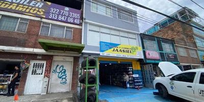 Arriendo de Bodega y Oficinas – 110 m² – Kennedy Central 2do piso
Se arrienda excelente inmueble ubicado en el segundo piso, con un área total de 110 metros cuadrados, en el sector de Kennedy Central, una zona altamente comercial y de fácil acceso, ideal para empresas, negocios o centros de operación.
El espacio cuenta con una zona abierta de trabajo, perfecta para adaptarse a distintos tipos de uso (oficinas, almacenamiento, talleres livianos, entre otros), además de un área independiente de almacenamiento o archivo, y dos baños de uso interno.

Características principales:

Área total: 110 m²

Ubicación: Segundo piso

Espacio abierto, versátil y funcional

Área de almacenamiento independiente

2 baños

Ubicación estratégica en Kennedy Central, con fácil acceso a transporte público y principales vías