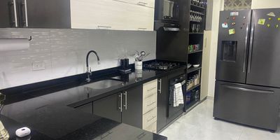 
Conjunto Residencial Casas del Saman.

Valor. 345.000.000
Vendo hermosa Casa ubicada en excelente zona de alta valorización 
Consta De.
Primer piso.
Garaje 
Sala y Comedor 
Baño Social con ducha 
Cocina Integral
Patio interior y zona húmeda
Segundo piso
Espacio para estudio 
3 Habitaciones con closets la principal con vestier
1 Baño para las otras habitaciones
Ático amplio
Excelentes acabados , amplias zonas verdes y sector de alta valorización.

Información 315.331.95.92