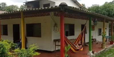 Finca en venta en potrerillo, Palmira valle. área de 1084 mt 2.
cuenta con casa de campo , con 4 habitaciones, amplías,  Con todas las comodidades, una casa pequeña para agregado o para ampliar la capacidad de la casa principal, piscina , amplio espacio para sembrar y tener su propia huerta o árboles frutales, clima templado , con ambiente de campo y abundantes fuentes hídricas lo cual es un valor agregado. Ideal para rentas , o para casa de descanso.

Valor de inversión 450 millones.

Se vende a puerta cerrada

Se recibe permuta por casa  o lote.


Información 315.331.95.92 