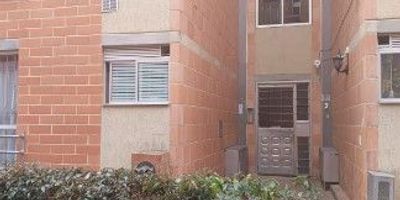 Apartamento en venta en Sibaté, en la Urbanización Reserva 12. A dos cuadras de la iglesia principal y plaza, cerca a la Av Principal y Zona Bacaria. 40 metros, con 2 habitaciones, 1 baño, sala comedor, cocina corriente, zona de lavandería con Calentador a Gas. Cuarto piso, acceso por escaleras. Precio negociable.