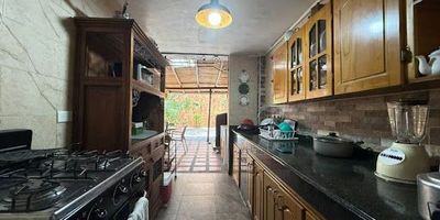 Casa unifamiliar en venta en Medellin Santa monica con 6 habitaciones con closet, sala comedor, cocina semi integral, 2 baños, patio, terraza, cuarto útil grande y balcón. Cuenta con red de gas y se distribuye en dos niveles cómodos.

Ubicada en Santa Mónica, Medellín, en estrato 4, cerca de la avenida 92, la avenida 44, colegios y a solo 5 minutos de la iglesia La América, con excelente acceso a transporte público. Contáctanos en Epicasa.