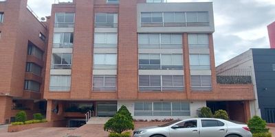 ¡Este no es un apartamento más! Es el dúplex de 65m² que cambia tu estilo de vida desde el primer día. 
Imagina despertar en una habitación moderna, acogedora, con un diseño pensado para el descanso y la elegancia…
Entrar a tu baño privado tipo spa, relajarte en el jacuzzi y empezar tu día con total energía.
Luego, subir a tu terraza privada, tomar un café caliente, leer tu libro favorito o simplemente ver cómo la ciudad despierta.
¿Prefieres el atardecer? Perfecto. Sube, sirve una copa de vino y celebra tu vida en lo alto.
No estás viendo un apartamento, estás viendo una oportunidad exclusiva que no se repite.
Un espacio totalmente remodelado, con nevera y línea blanca incluidas, parqueadero privado, baño social para tus visitas, y todo en un edificio moderno y seguro: el Edificio Millennium.
️1 Habitación amplia y elegante - Baño privado con jacuzzi + baño social - Dúplex de 65m² - Se arrienda con nevera y línea blanca - Parqueadero privado - Terraza privada para disfrutar.