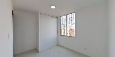 Descubre la elegancia y comodidad en este encantador apartamento de 2 habitaciones y 1 baño. Con una ubicación privilegiada, sus 50 metros cuadrados ofrecen un espacio acogedor y funcional para disfrutar en familia. Su diseño moderno y luminoso crea un ambiente ideal para relajarse y disfrutar de momentos inolvidables. ¡Haz de este lugar tu nuevo hogar!